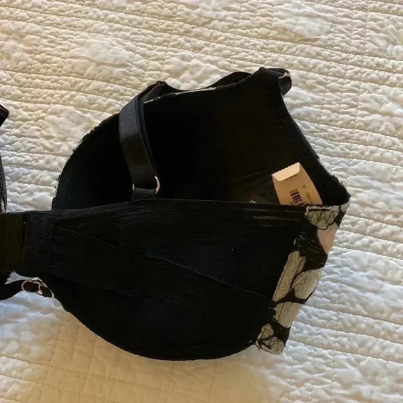 Victoria’s Secret - Picture 3 of 4